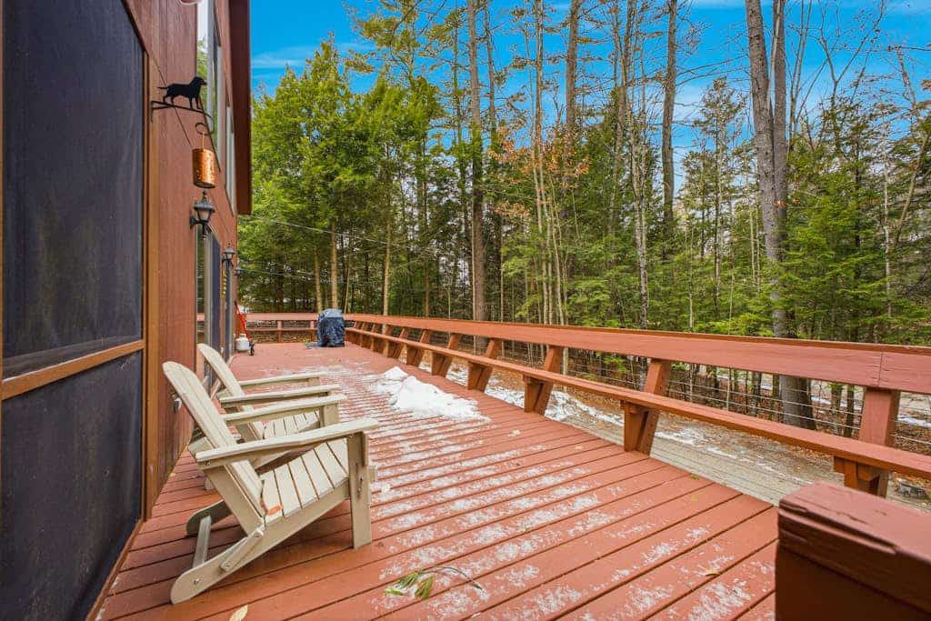 Chalet house w/ access to Friends Lake, sandy beach, kayak, fireplace, deck
