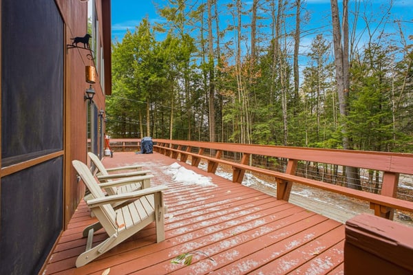 Chalet house w/ access to Friends Lake, sandy beach, kayak, fireplace, deck