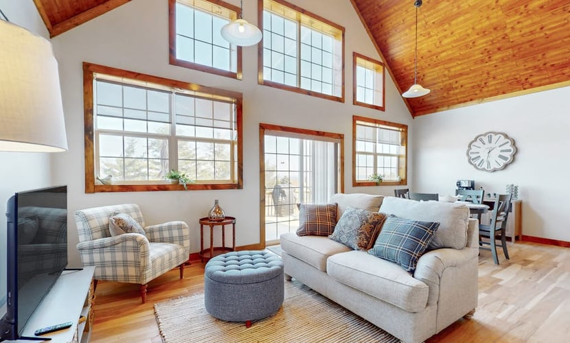Cottage on active vineyard with lovely views, grill, firepit, EV charger, & W/D