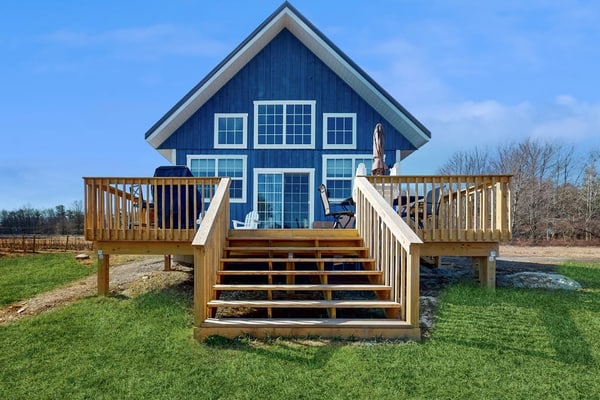 Cottage on active vineyard with lovely views, grill, firepit, EV charger, & W/D