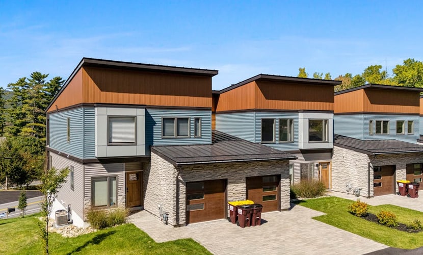 Beautiful dog-friendly home with balcony and gas fireplace - near beach