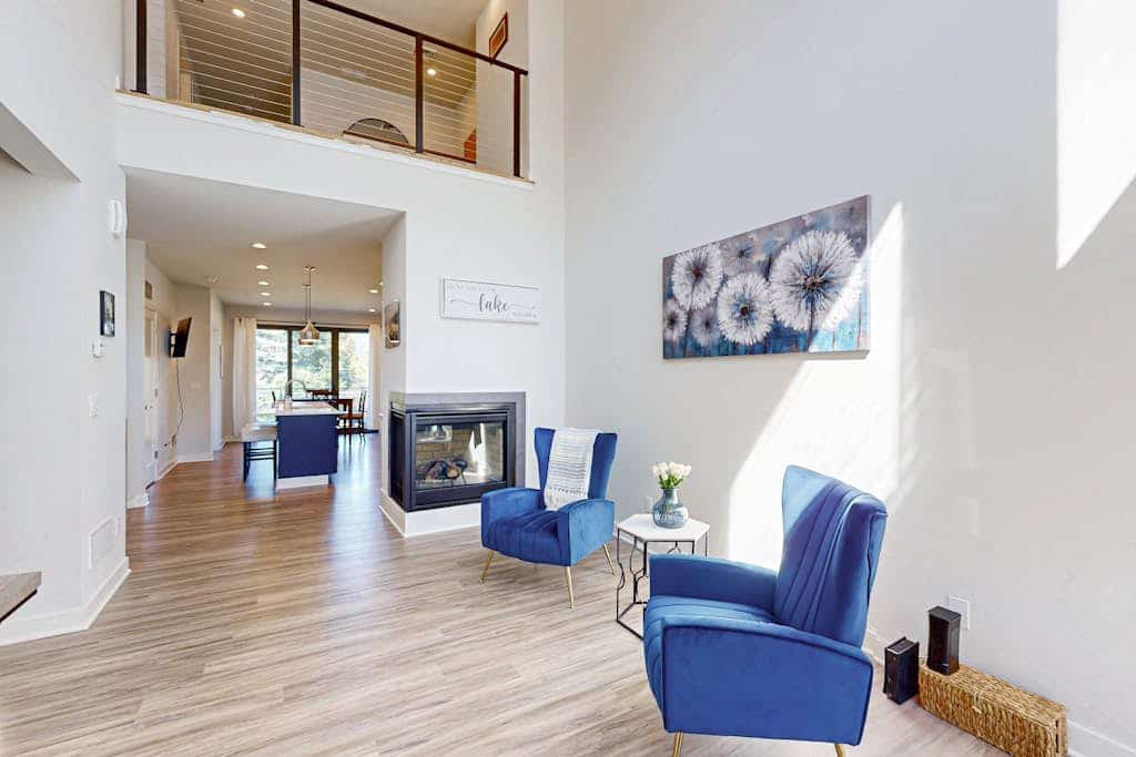 Beautiful dog-friendly home with balcony and gas fireplace - near beach