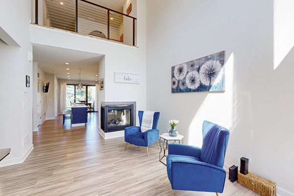 Beautiful dog-friendly home with balcony and gas fireplace - near beach