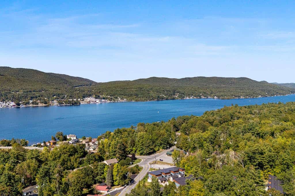 Beautiful dog-friendly home with balcony and gas fireplace - near beach