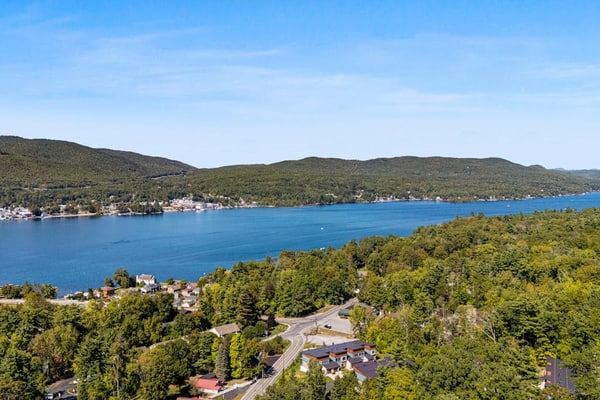 Beautiful dog-friendly home with balcony and gas fireplace - near beach