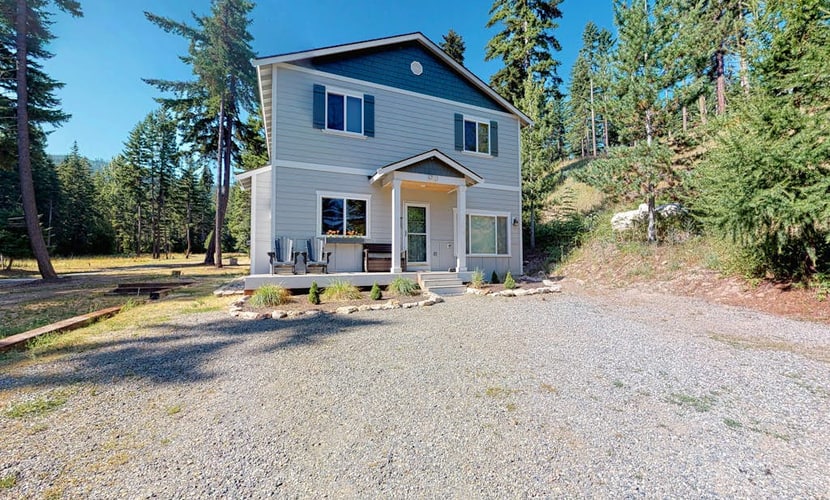 Secluded retreat with stunning views, private hot tub, game room & fireplace