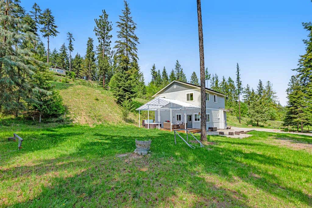 Secluded retreat with stunning views, private hot tub, game room & fireplace