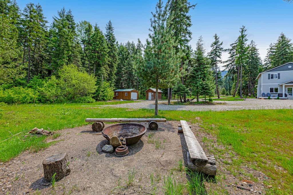 Secluded retreat with stunning views, private hot tub, game room & fireplace