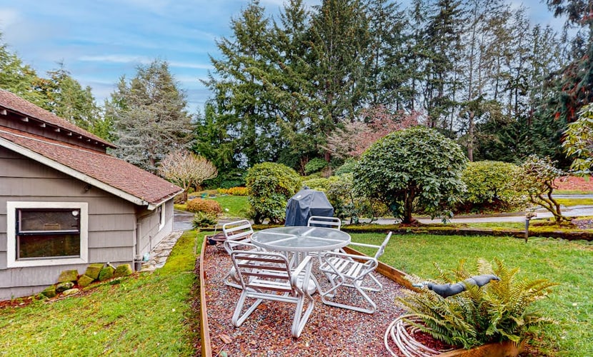 Guesthouse w/ direct beach access & views of Olympic Mountains/Carr Inlet