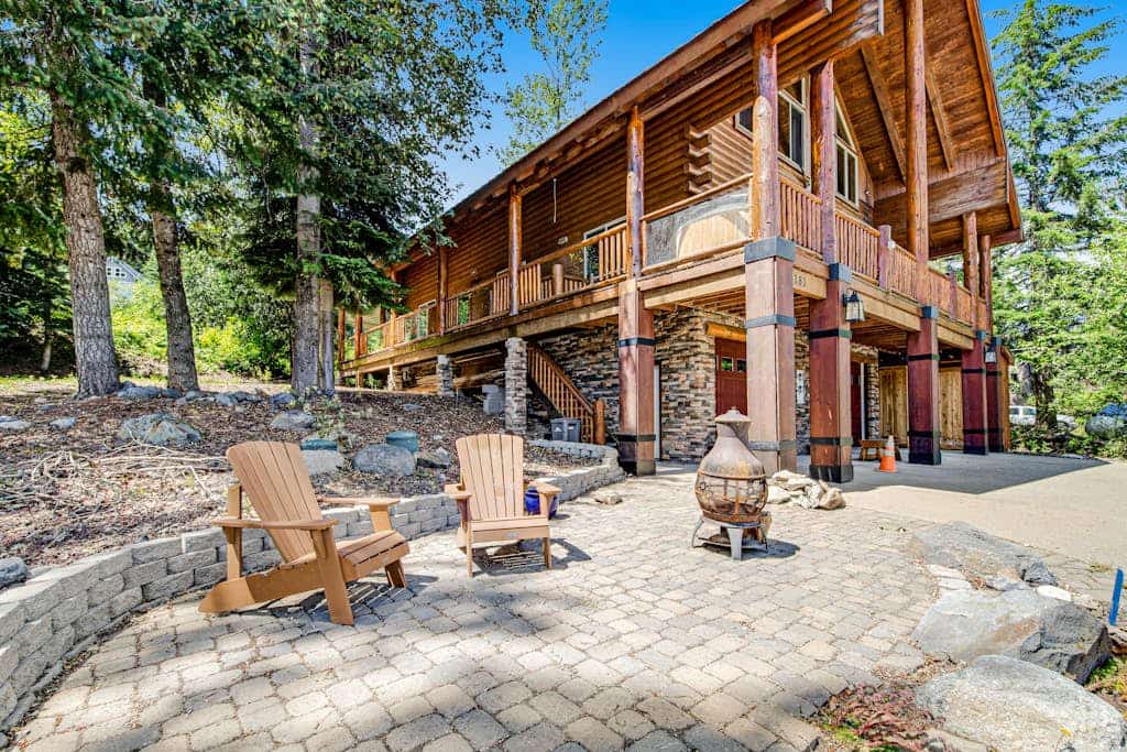 High-end ski-in/ski-out getaway with fast WiFi, large deck & more