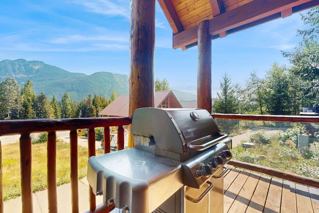 High-end ski-in/ski-out getaway with fast WiFi, large deck & more