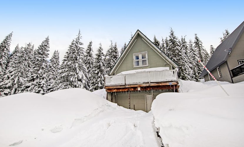 Charming, walk-to-lifts cabin with mountain views, kayaks & arcade game