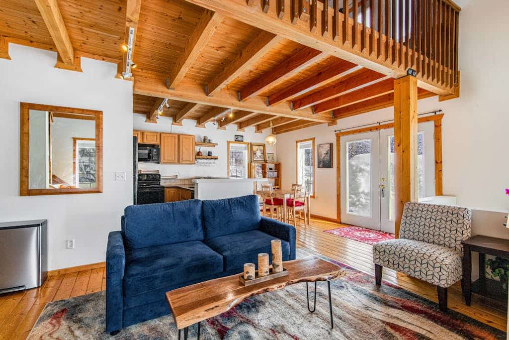 Charming, walk-to-lifts cabin with mountain views, kayaks & arcade game