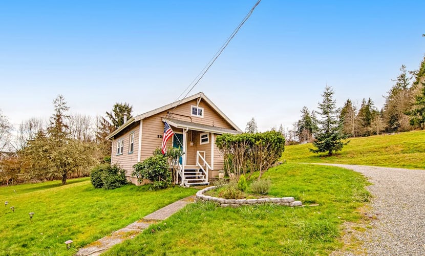 Tranquil cottage with mountain view, fast WiFi & W/D - walk to waterfront