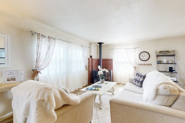 Tranquil cottage with mountain view, fast WiFi & W/D - walk to waterfront