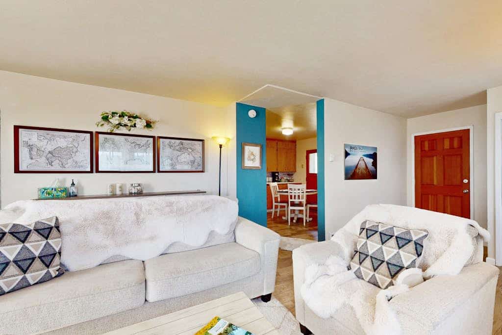Tranquil cottage with mountain view, fast WiFi & W/D - walk to waterfront
