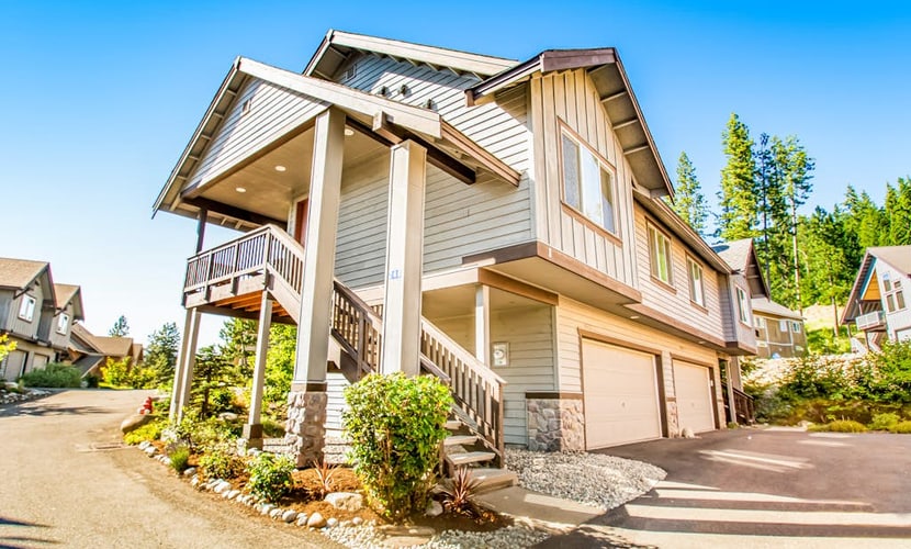 Mountain view condo with balcony, fireplace, pool, hot tub, gym & tennis