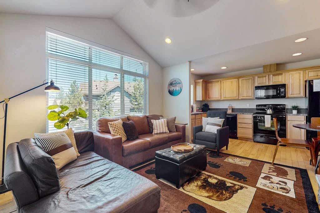 Mountain view condo with balcony, fireplace, pool, hot tub, gym & tennis