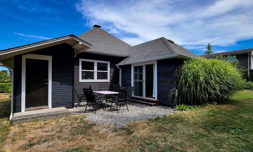 Relaxing in Renton | Charming home, effortless indoor/outdoor flow, EV charger