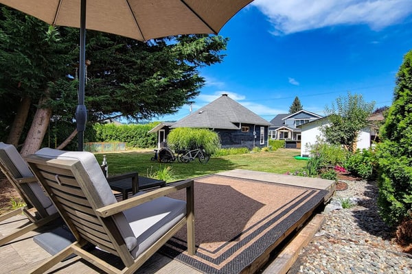 Relaxing in Renton | Charming home, effortless indoor/outdoor flow, EV charger