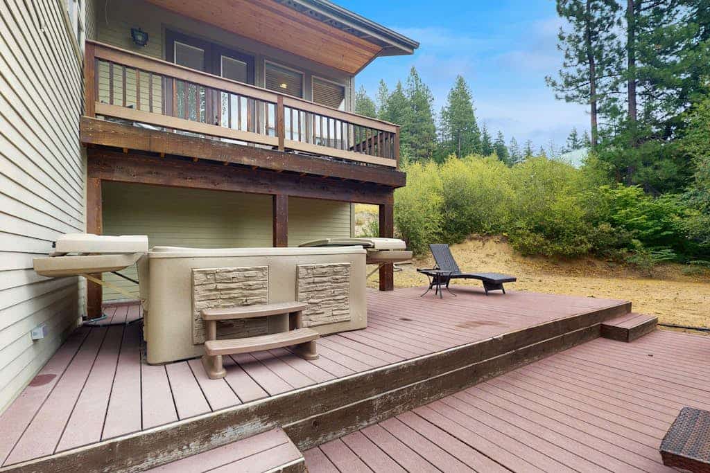 Mtn-view cabin with private hot tub, game room, firepit, large deck, fireplaces