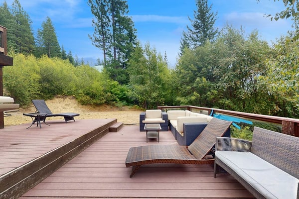 Mtn-view cabin with private hot tub, game room, firepit, large deck, fireplaces