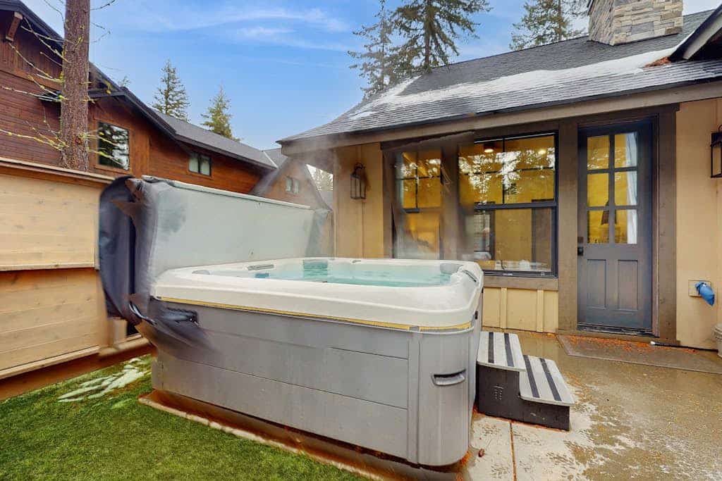 Modern Luxury home w/ private hot tub & fire pit, located in Suncadia Resort