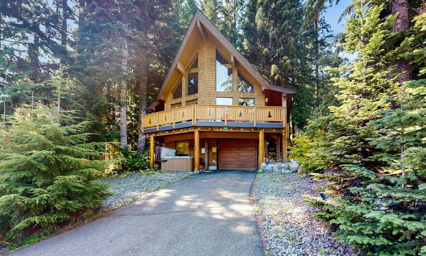 Family-friendly ski cabin with private hot tub, mountain and slope views, Wifi