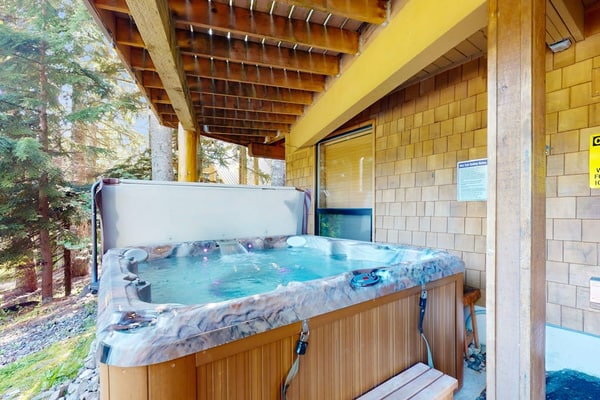 Family-friendly ski cabin with private hot tub, mountain and slope views, Wifi