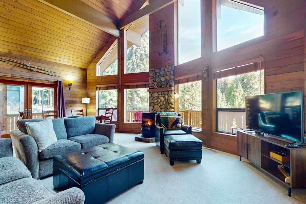 Family-friendly ski cabin with private hot tub, mountain and slope views, Wifi