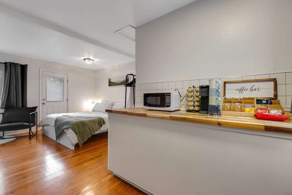 Dog-friendly hiker's studio with mountain views & fast WiFi
