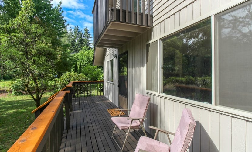 Relaxing dog-friendly house with private yard & entertainment - walk to the beach