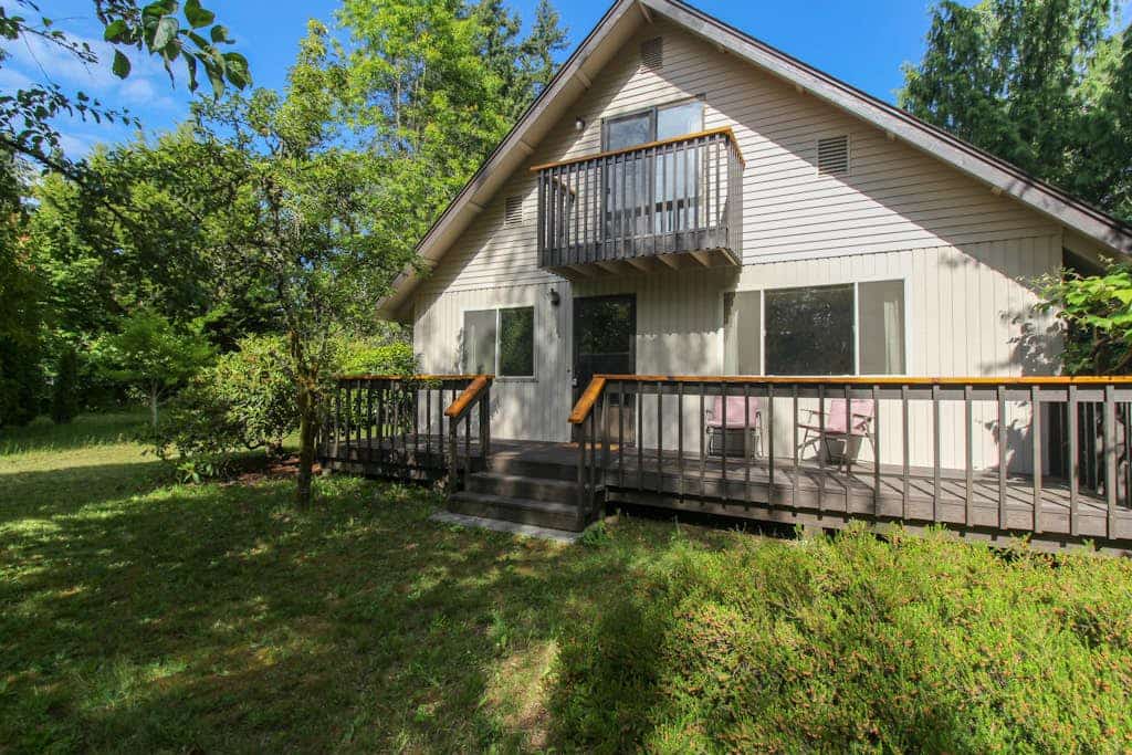 Relaxing dog-friendly house with private yard & entertainment - walk to the beach