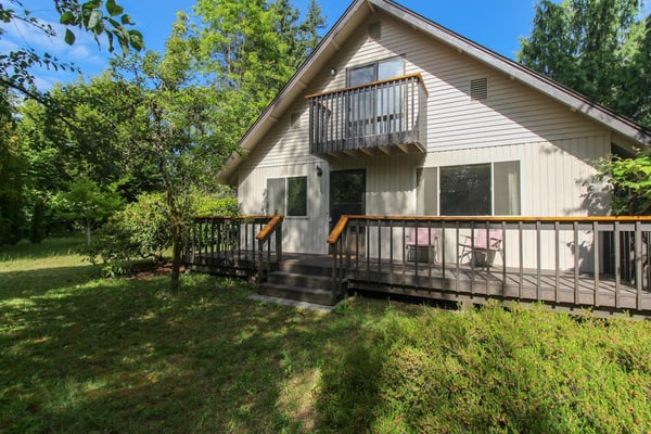 Relaxing dog-friendly house with private yard & entertainment - walk to the beach