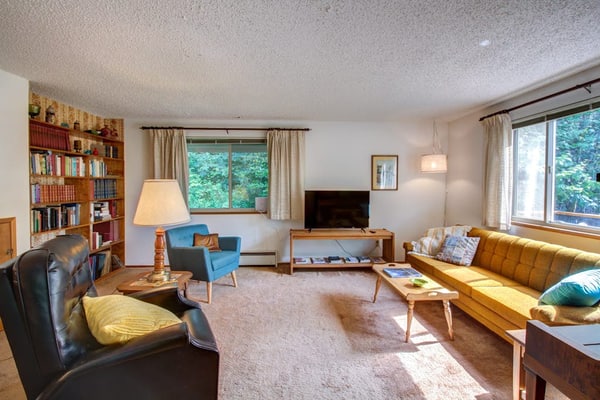 Relaxing dog-friendly house with private yard & entertainment - walk to the beach