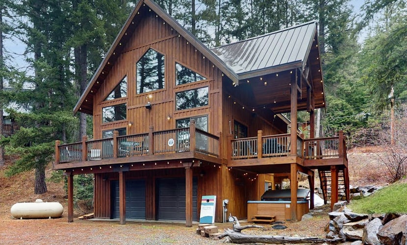 Cozy Lodge Retreat with Hot Tub, Fire Pit, Deck & Spacious Workspaces