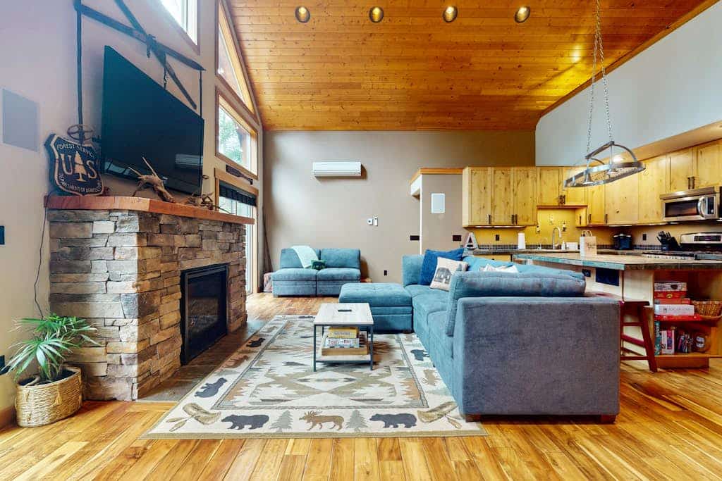 Cozy Lodge Retreat with Hot Tub, Fire Pit, Deck & Spacious Workspaces