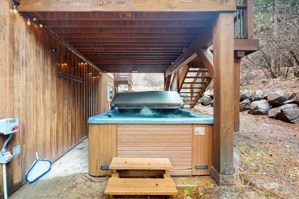 Cozy Lodge Retreat with Hot Tub, Fire Pit, Deck & Spacious Workspaces