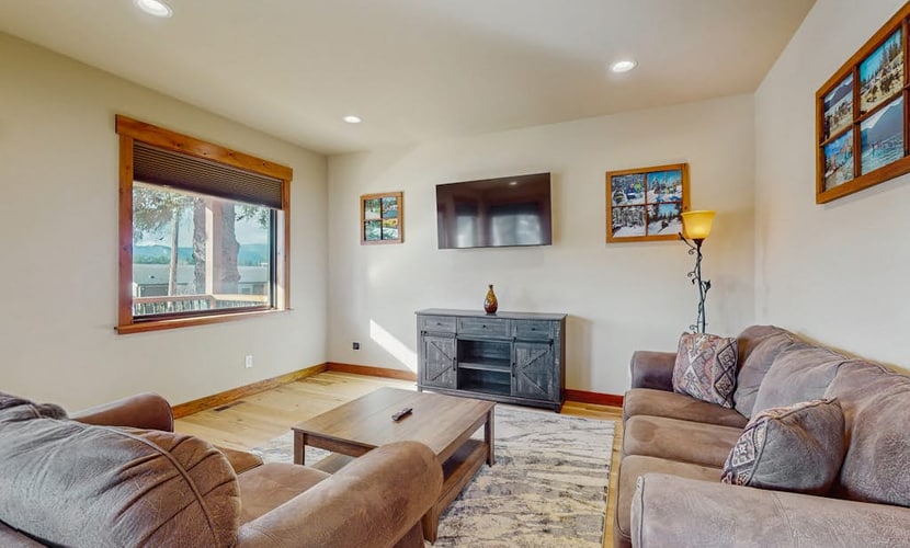 Spacious home w/ hot tub, pool table, wifi & full kitchen