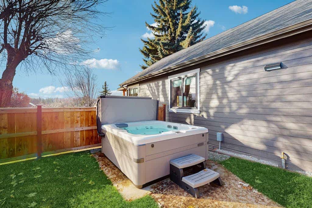 Spacious home w/ hot tub, pool table, wifi & full kitchen