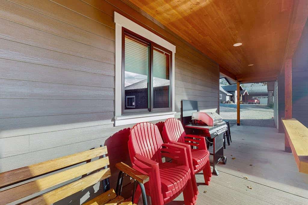 Spacious home w/ hot tub, pool table, wifi & full kitchen