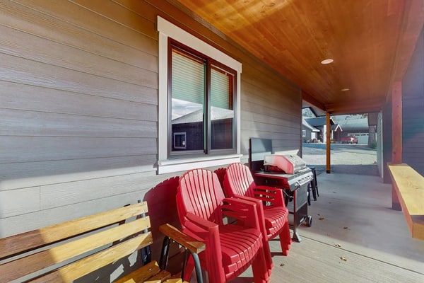Spacious home w/ hot tub, pool table, wifi & full kitchen