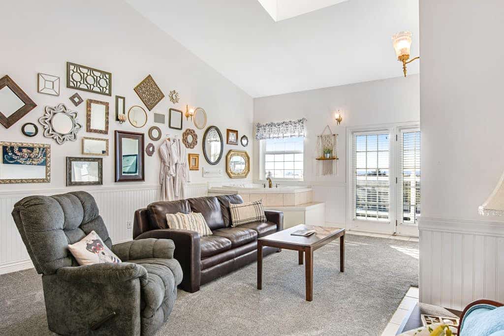 Dog-friendly oceanfront suite with deck, great ocean view & jetted tub