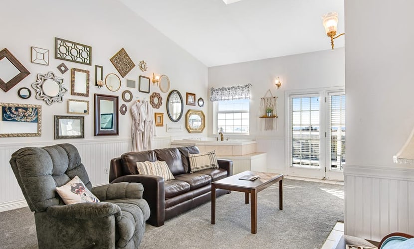 Dog-friendly oceanfront suite with deck, great ocean view & jetted tub
