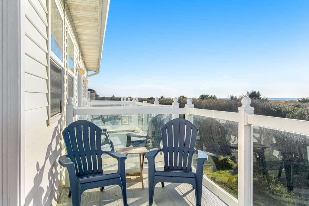 Dog-friendly oceanfront suite with deck, great ocean view & jetted tub
