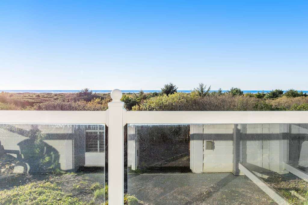 Dog-friendly oceanfront suite with deck, great ocean view & jetted tub
