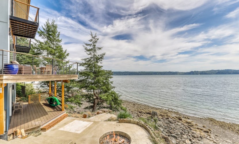 Family & dog-friendly waterfront home w/ free WiFi & a full kitchen