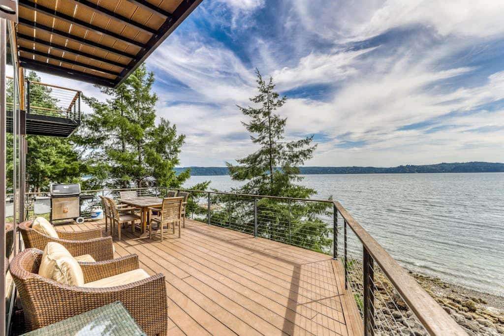 Family & dog-friendly waterfront home w/ free WiFi & a full kitchen