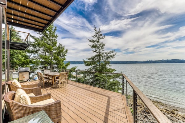 Family & dog-friendly waterfront home w/ free WiFi & a full kitchen
