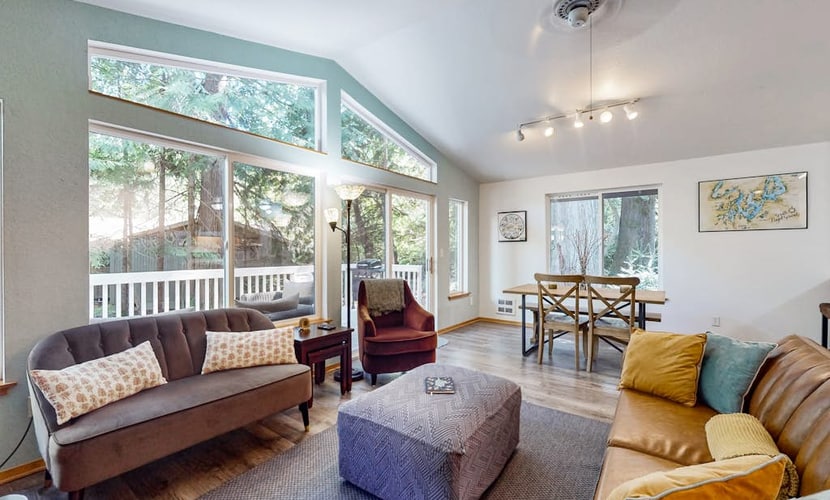 Serene family getaway with shared pool and hot tub, deck and gas grill
